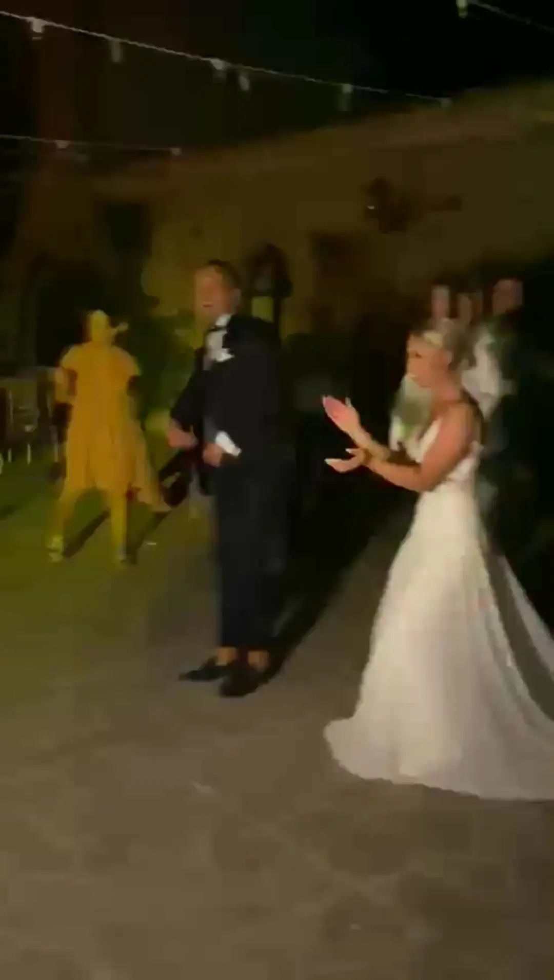Lukas spielt LED Bongos auf einer Destination Wedding in Sizilien