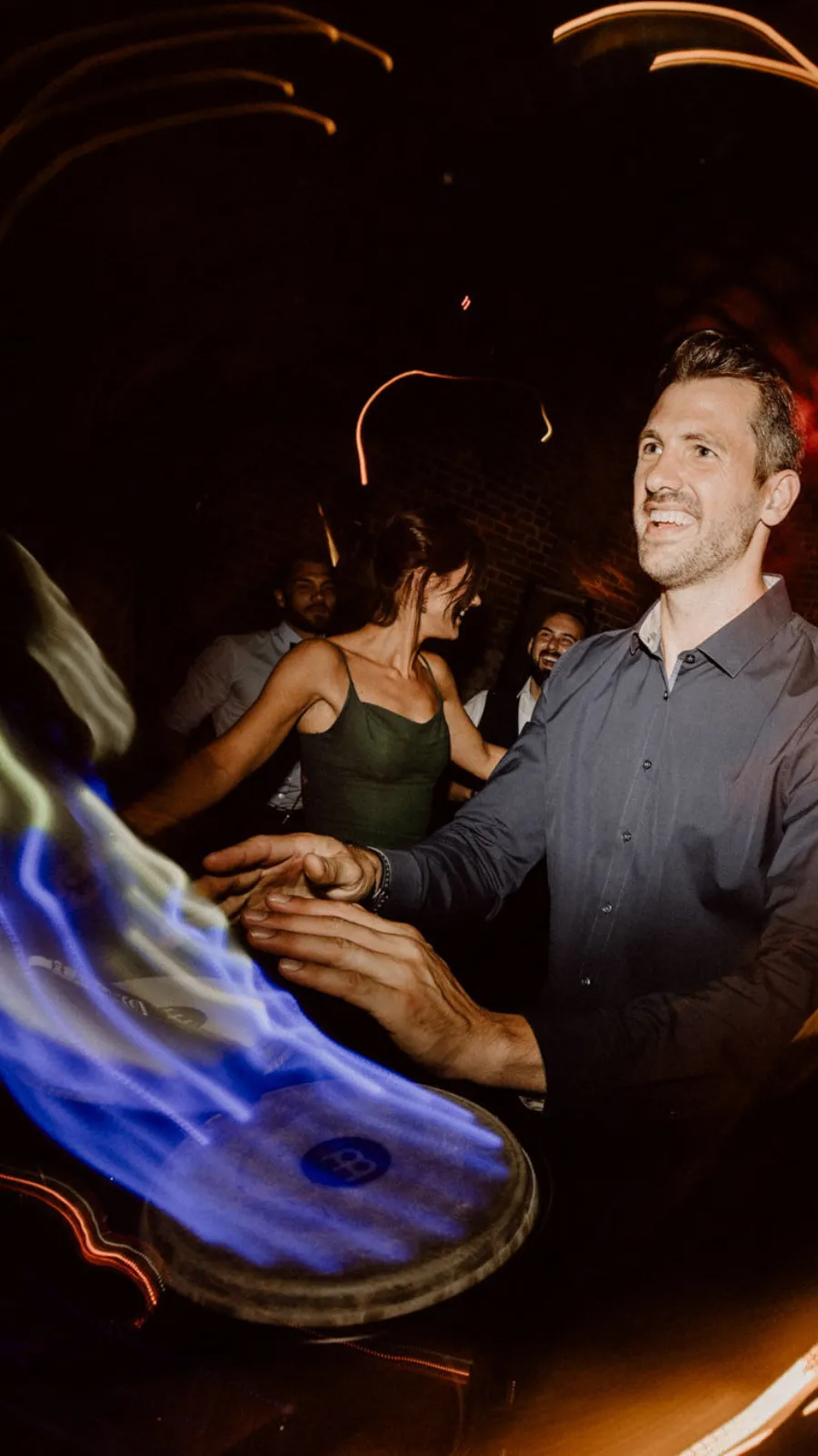 Hochzeits-DJ Lukas spielt LED Bongos mitten auf der Tanzfläche