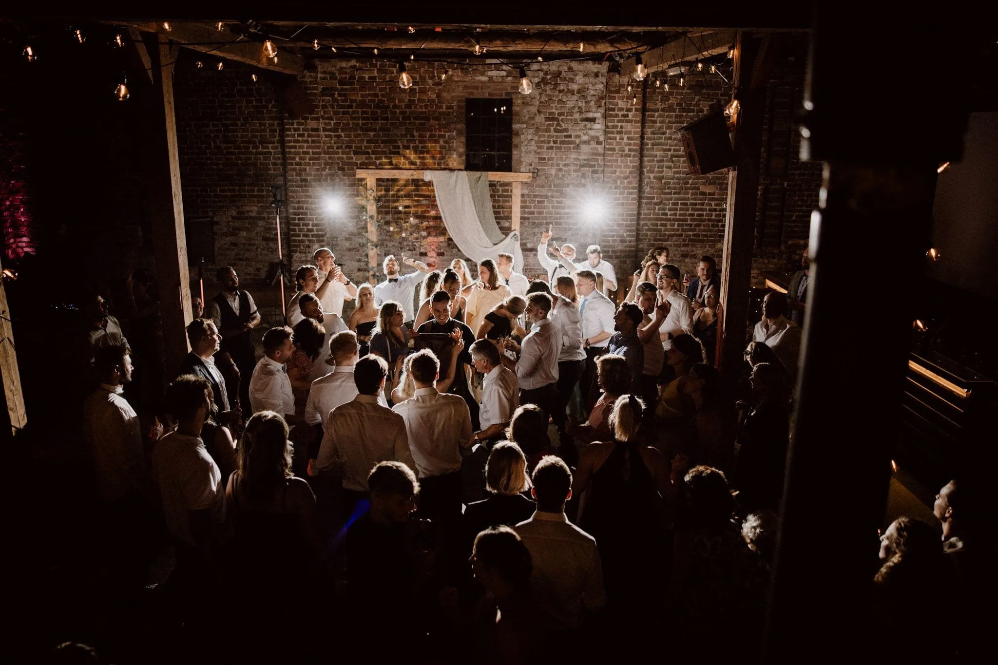 Volle Tanzfläche auf einer Hochzeitsparty mit Hochzeits-DJ aus Münster
